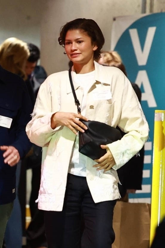 Zendaya swaps engagement ring for gold band, sparks marriage rumors with Tom Holland