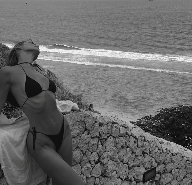 Новый роман бывшей жены Никиты Преснякова на фоне тропического острова: что стоит за этим выбором?