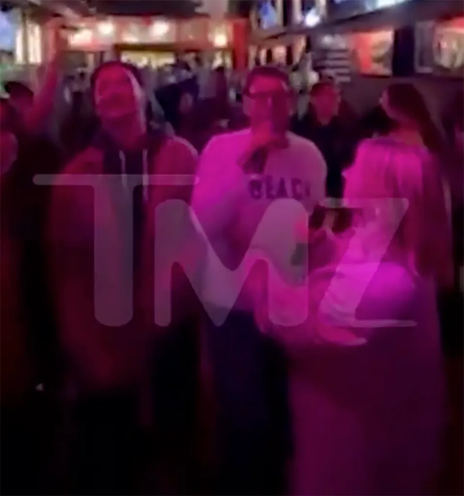 Sydney Sweeney and Scooter Braun sing their hearts out on romantic karaoke date