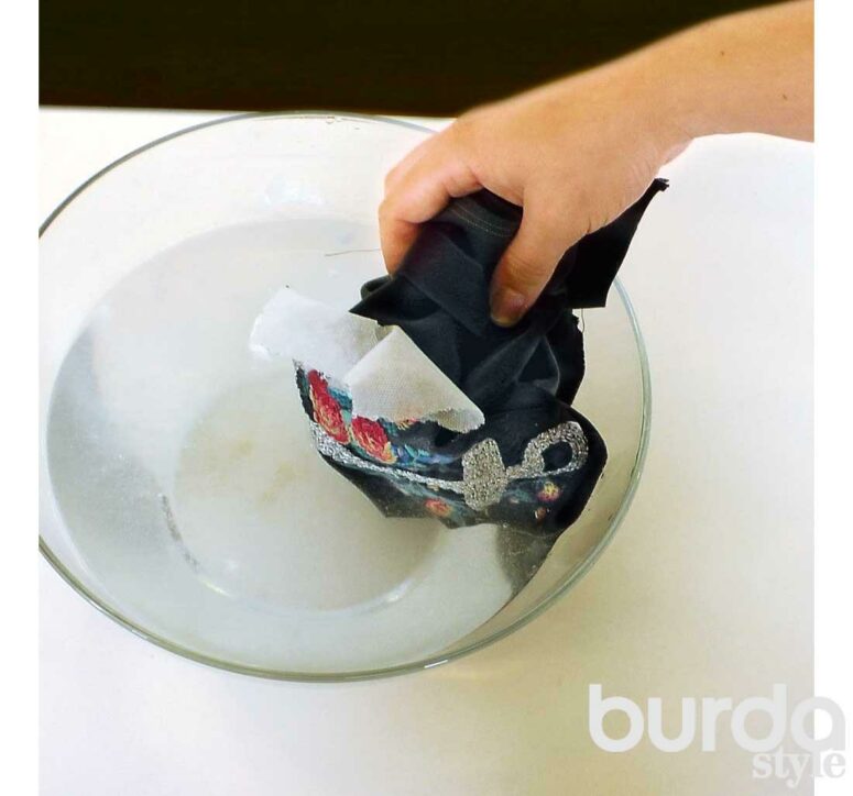 Искусство вышивки: как создание сердечной подушки отражает наши эмоции и отношения.