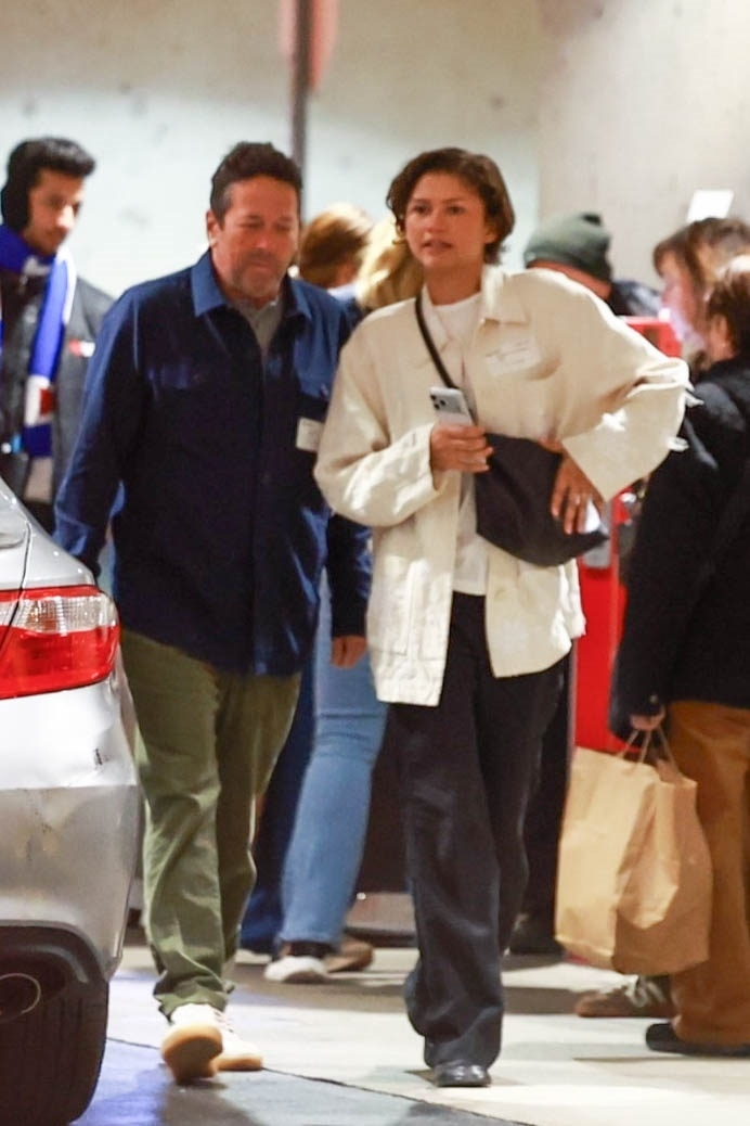 Zendaya swaps engagement ring for gold band, sparks marriage rumors with Tom Holland