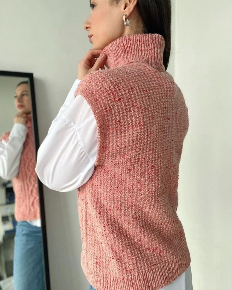 Как жилет с аранами и высоким воротником отражает современные тренды в теплой моде?