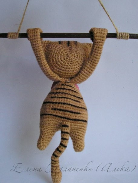 Как вязаные игрушки становятся символом уюта и креативности в современном искусстве.