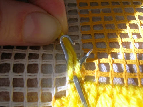 Традиции и инновации: как ковровая вышивка становится новым языком самовыражения в искусстве.