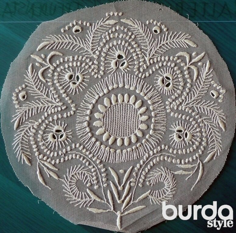 Почему белая вышивка и ришелье становятся популярными среди современных мастеров?