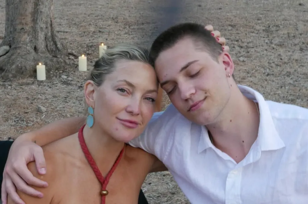 Kate Hudson&rsquo;s son Ryder, 22, towers over actress at 2026 Vanity Fair Oscars Party