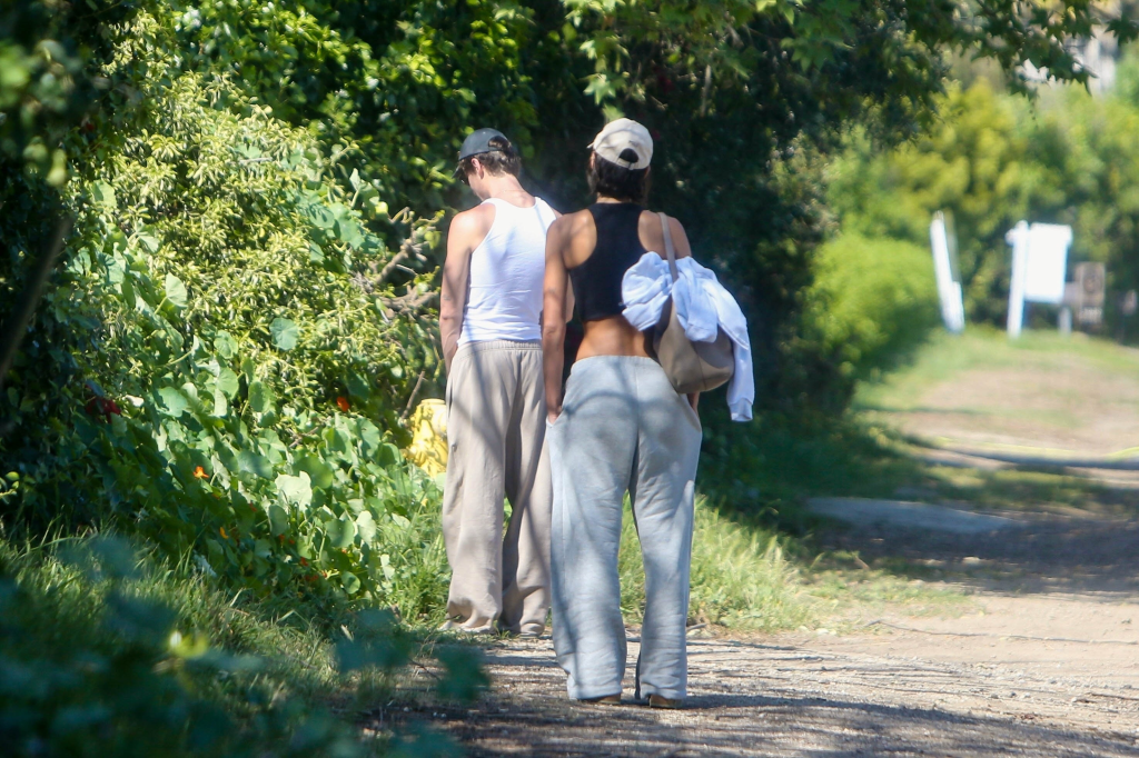 Shawn Mendes answers nature&rsquo;s call in public while on walk with girlfriend Bruna Marquezine