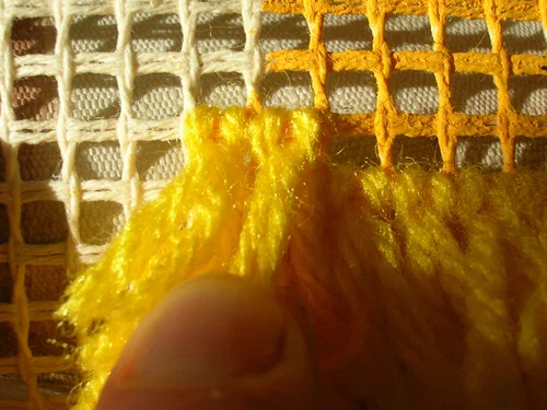 Традиции и инновации: как ковровая вышивка становится новым языком самовыражения в искусстве.