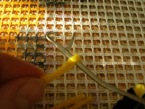 Традиции и инновации: как ковровая вышивка становится новым языком самовыражения в искусстве.