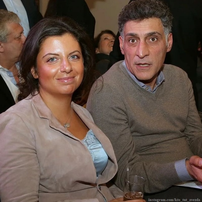 Критика как испытание: как Маргарита Симоньян справляется с общественным мнением и сохраняет разум.