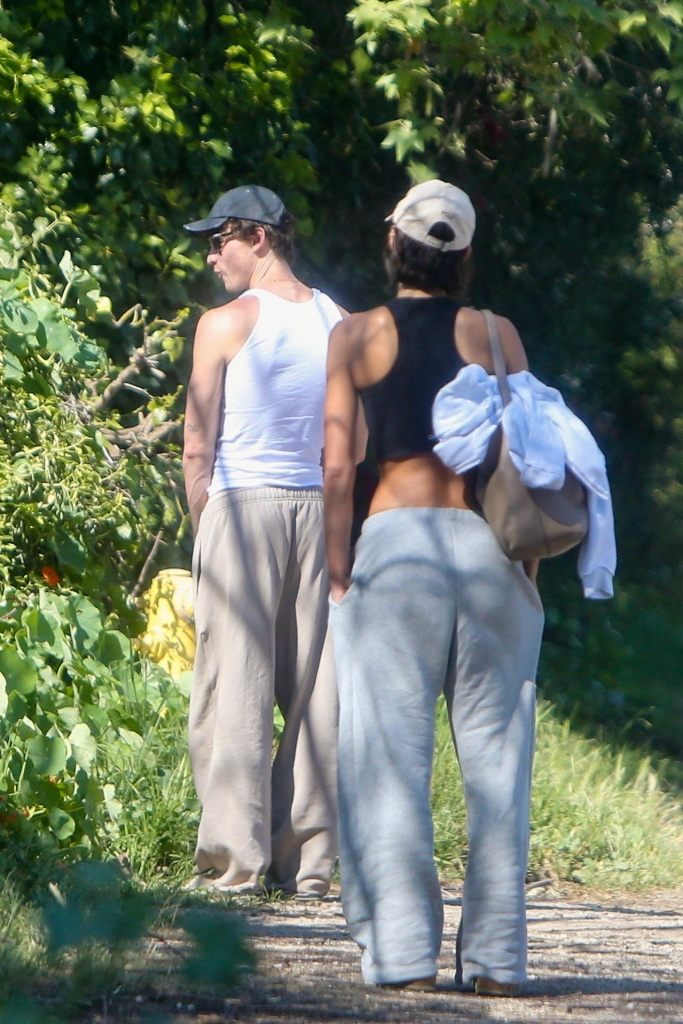 Shawn Mendes answers nature&rsquo;s call in public while on walk with girlfriend Bruna Marquezine