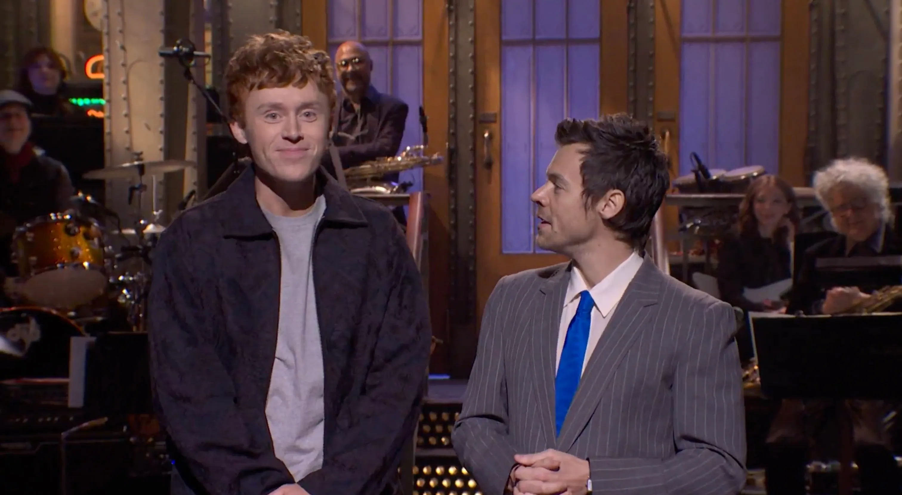 Harry Styles hits back at &lsquo;queerbaiting&rsquo; claims &mdash; by kissing male comedian during &lsquo;SNL&rsquo; monologue