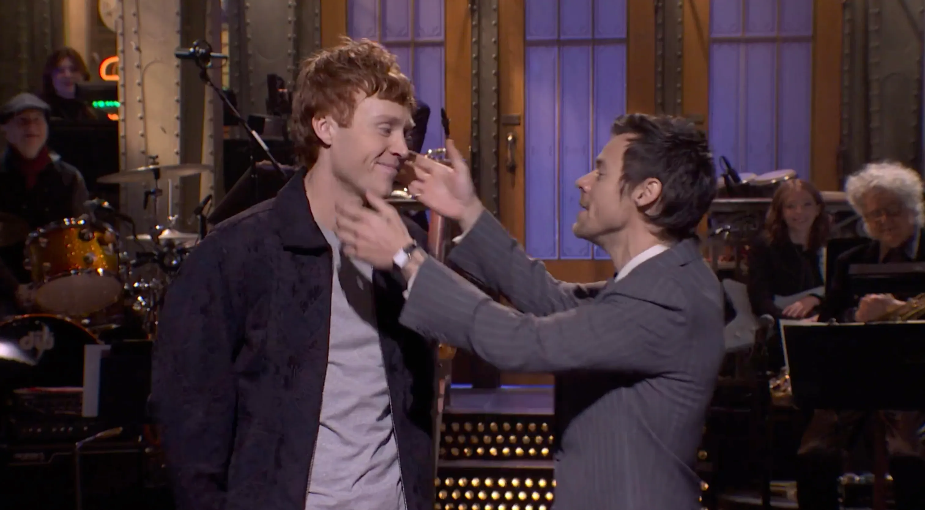 Harry Styles hits back at &lsquo;queerbaiting&rsquo; claims &mdash; by kissing male comedian during &lsquo;SNL&rsquo; monologue