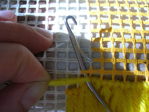 Традиции и инновации: как ковровая вышивка становится новым языком самовыражения в искусстве.