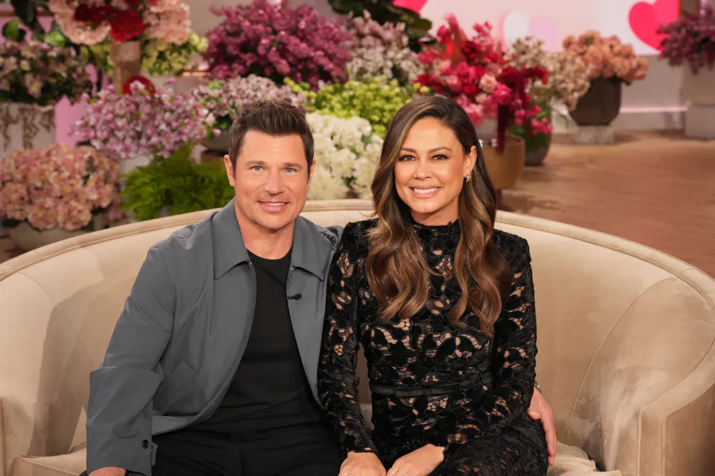 Exes Jessica Simpson and Nick Lachey have awkward run-in on flight to Hawaii