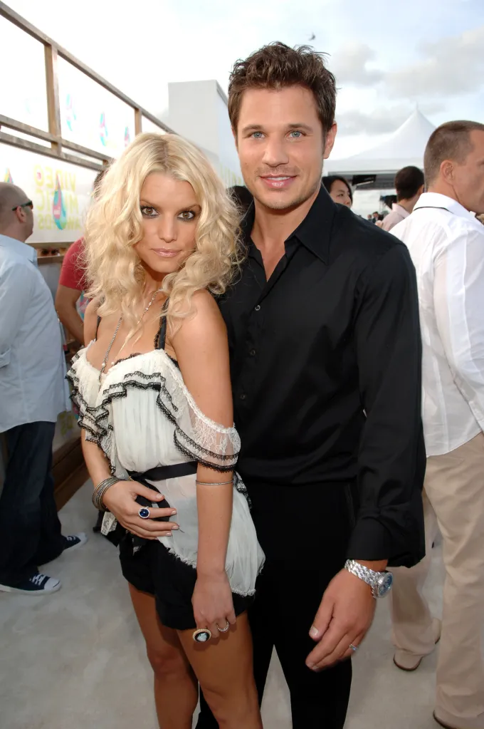 Exes Jessica Simpson and Nick Lachey have awkward run-in on flight to Hawaii