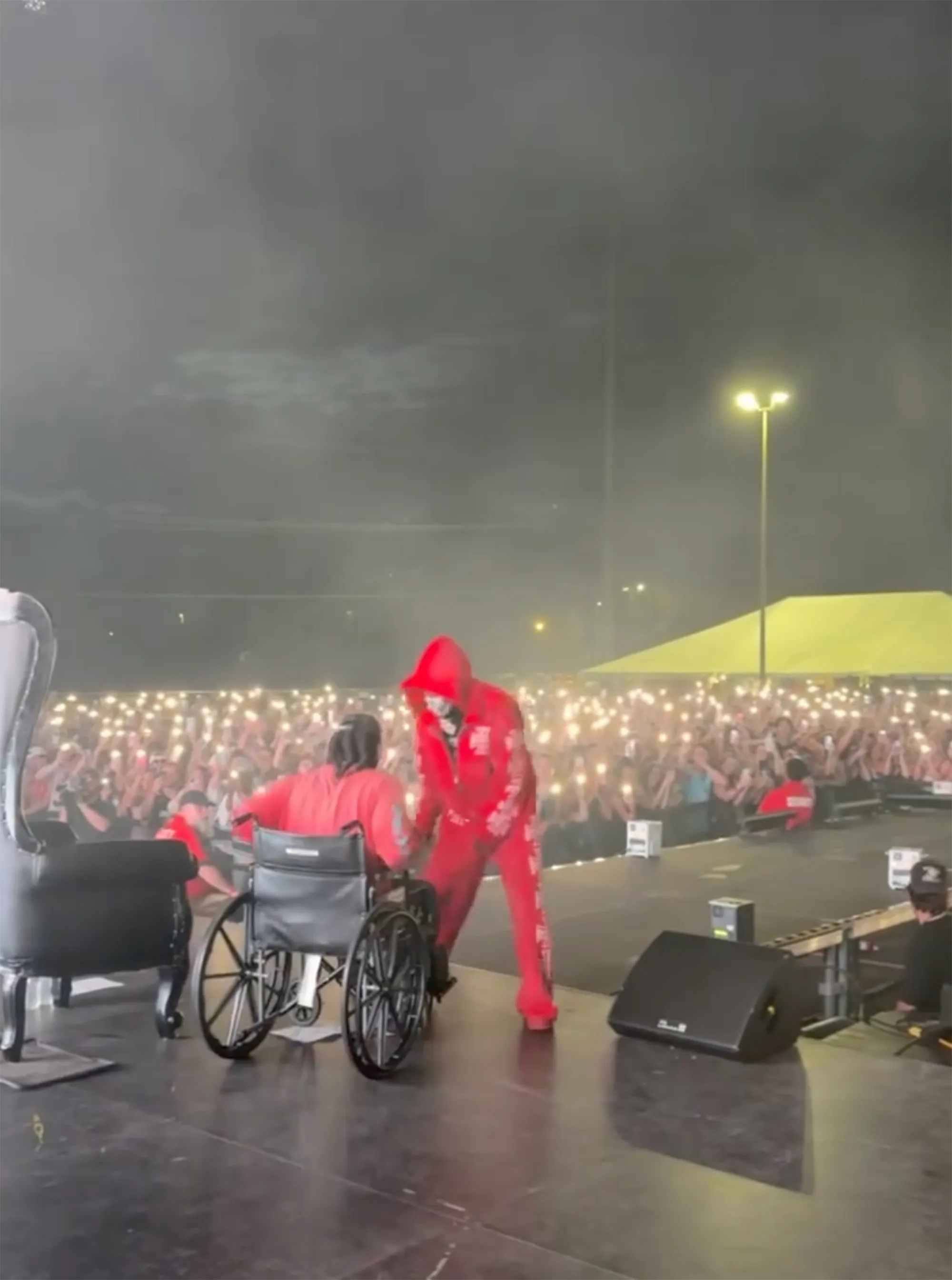 Offset shocks fans by taking the stage &mdash; and ditching wheelchair &mdash; less than 1 week after being shot