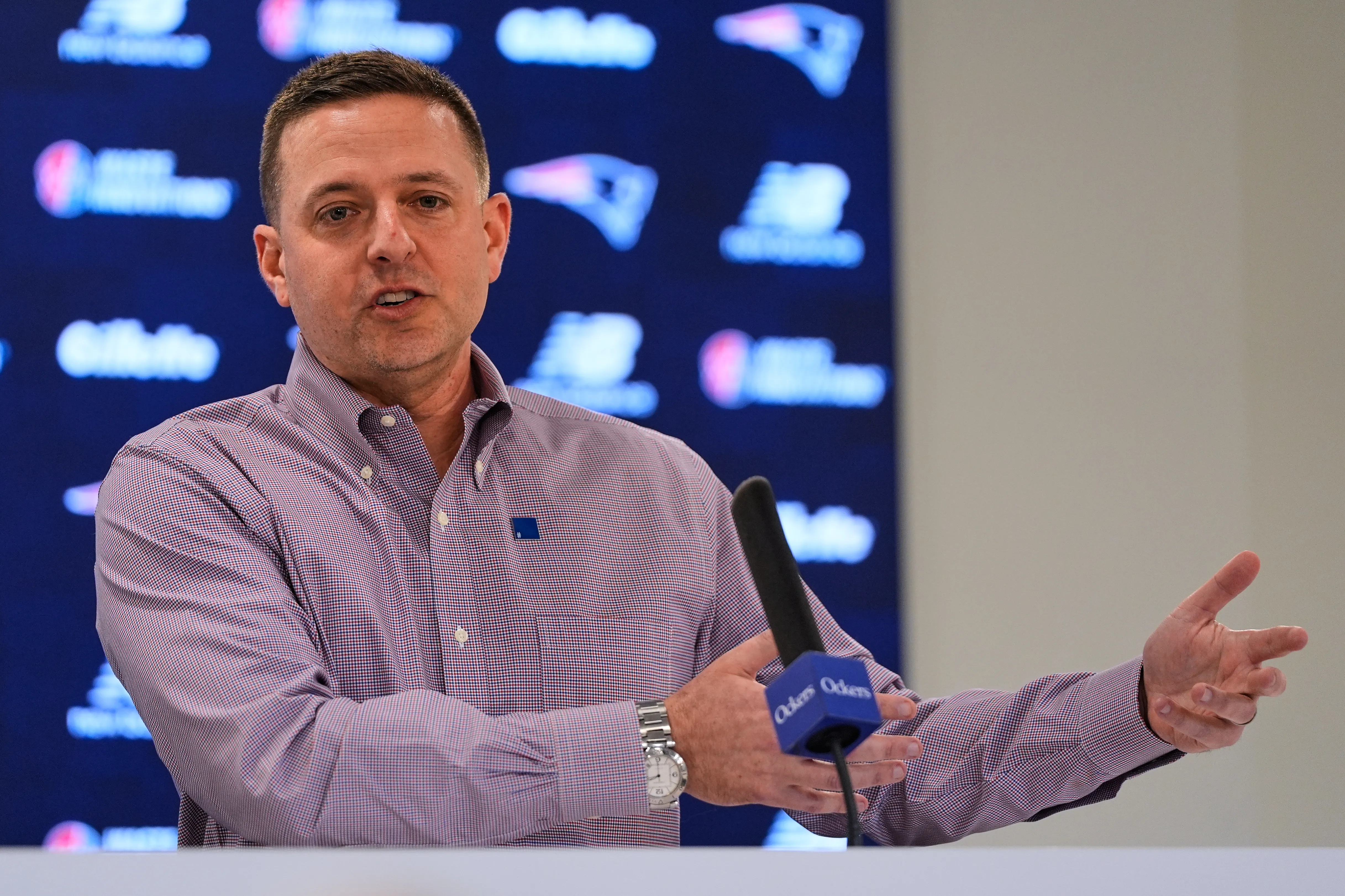 Patriots exec reveals what NFL coach Mike Vrabel has been up to since Dianna Russini photos