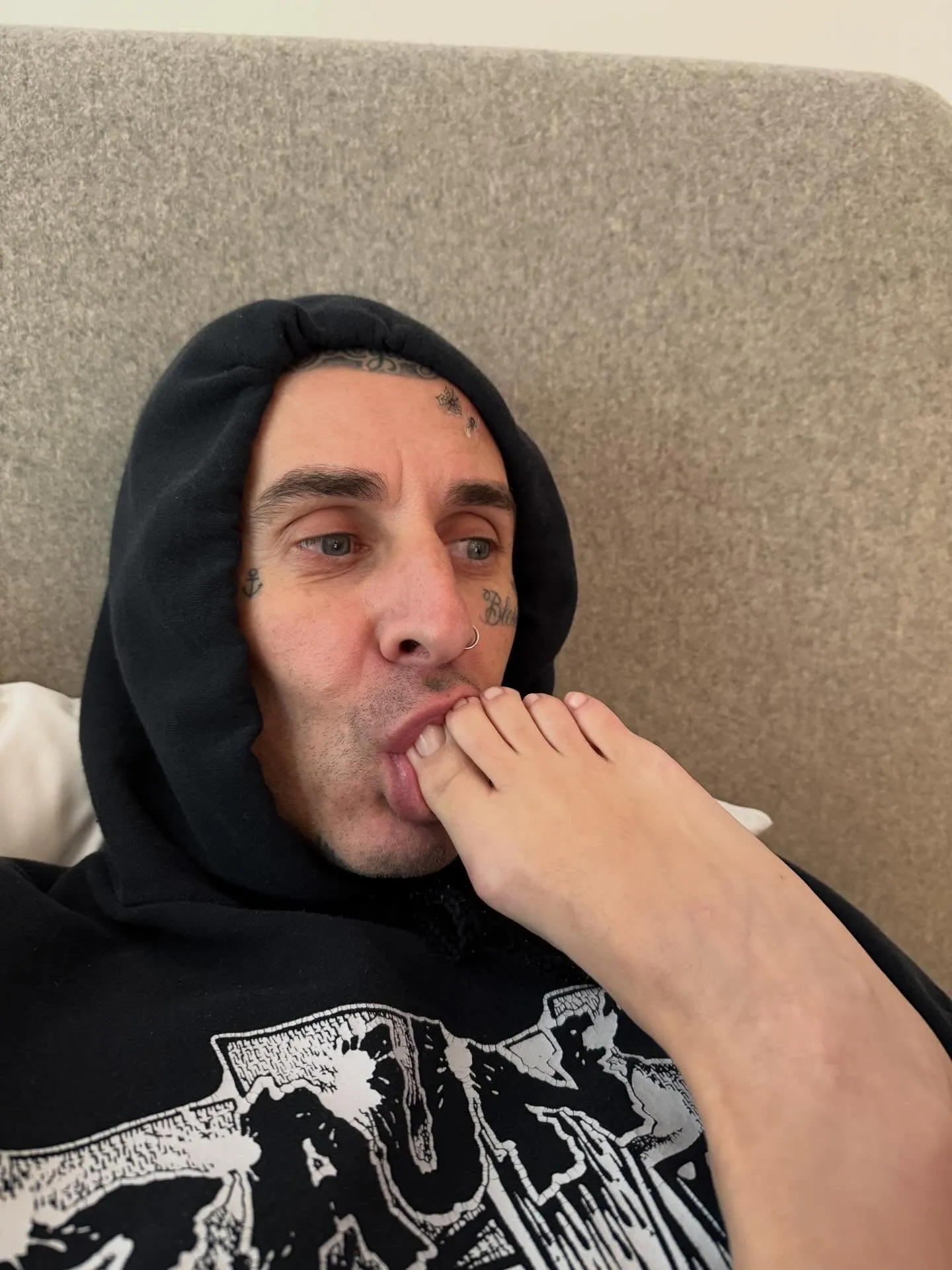 Travis Barker sucks Kourtney Kardashian&rsquo;s toes in raunchy birthday tribute