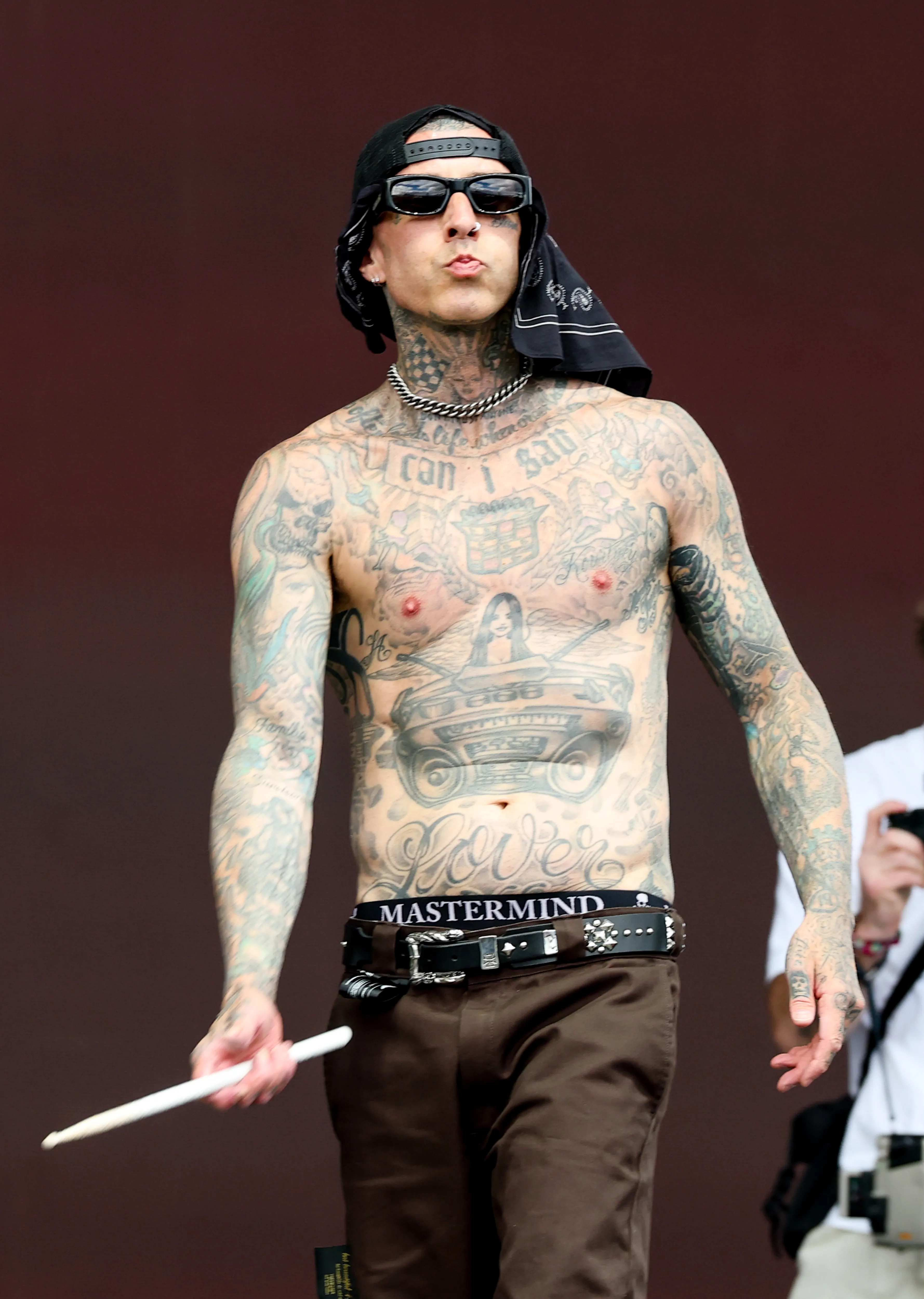 Travis Barker sucks Kourtney Kardashian&rsquo;s toes in raunchy birthday tribute